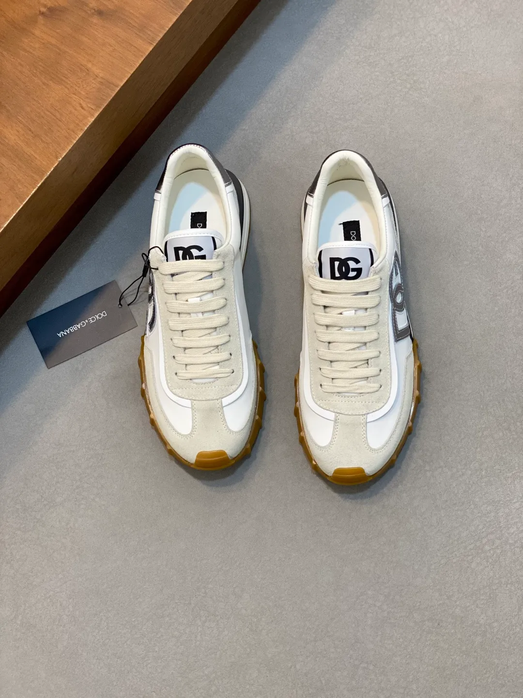 💰800 Dolce&Gabbana/Dolce & Gabbana men’s new casual sports shoes This sneaker is made of multiple materials. The nylon fabric upper is integrated with glossy leather, suede leather and rubber elements, and is decorated with reflective details. It has a silk-screen logo and a dual design of thick round and flat laces. It has a square toe, rubber foam midsole and gear pattern rubber composite sole decorated with the iconic "DG" logo. The shoe body is decorated with three-dimensional labels with the brand logo in many places. The style is fashionable and elegant, and the unique design is presented in a dazzling and modern new language. The fabric towel lining is paired with logo cowhide feet for a stylish and stylish look! Comes with a full set of packaging! Size: 39-40-41-42-43-44 leather shoe size (38/45 can be customized but does not support returns)